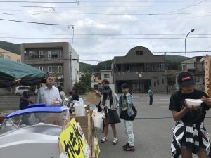 屋台では、かき氷、ドリンク、おでん、トン汁、炊き込みご飯、スピン、たこ焼きが売られていました!